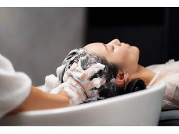 ヘアー リヴ シェイプ(Hair LIVE SHAPE)の写真/【頭皮クレンジングするアロマスパ&抜け毛悩み解消】カット+ヘッドスパ5300円~★癒し&リフレッシュ効果◎