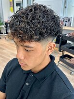 ウェイビーエフティフィフス 横浜西口(WAVEY ft.fifth) スペインカールラルフカールフェードカットメンズ外国人風パーマ