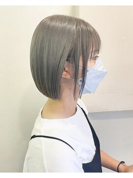 ヒビヲ(HIBIO) ショートボブ切りっぱなしボブタッセルボブミルクティーベージュ