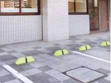 グランドール リュクス(Grandoll Luxe)の雰囲気(停めやすい駐車場完備。満車の際はスタッフにお尋ねください。)