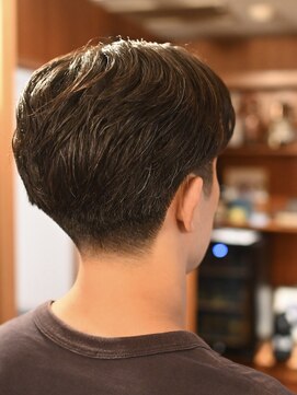 ダウバーバーショップ 表参道(DAU BARBER SHOP) 大人センターパート　フェード　ショートヘア　テーパーフェード