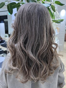 ステア ケース(stair case) 白髪を活かしながらデザインを楽しみたい方へ 40代50代60代