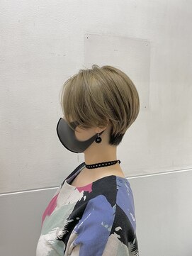 ワイ(wai) ハイトーンブロンドショート