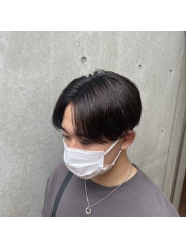 ウノプリールヴァモス(unopulir Vamos) 韓国ヘアニュアンスパーマセンターパート刈り上げ前下がり