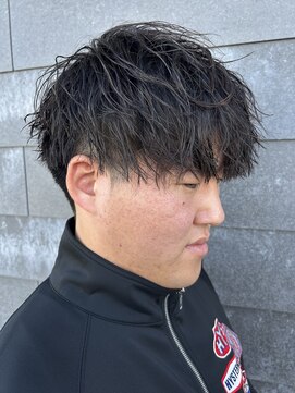 ヒュイル バイ ニアウ(Hwyl by Niau) メンズマッシュセンターパートスパイラルパーマニュアンスパーマ