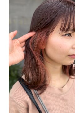 メゾン アヴァロ(Maison Avallo) インナーピンクの鎖骨下くびれセミディ