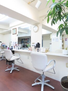 ゆったりとした時間が流れる、落ち着いた貸切空間が魅力のサロン。リラックスした時間をお過ごしください◇