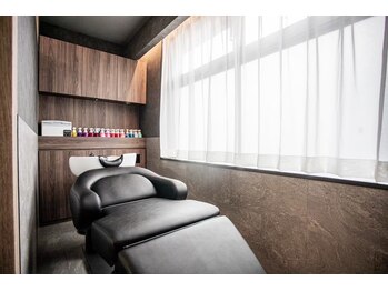 ロアン 福津店(roan)の写真/【半個室×完全マンツーマン】最後まで1人の専属美容師が担当！白髪染め・ヘアケアが得意なベテラン多数♪