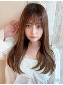 自然なツヤと動きのセミロングヘアスタイル