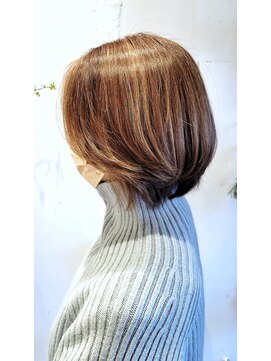 キザシ(KIZASI) 上品な白髪ぼかしハイライトでオシャレな立体感と透明感