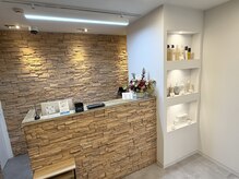 エムタニグチイプセ(M.TANIGUCHI ipse)の雰囲気（広々とした受付でお出迎えします！【駅中美容室/高井戸】）