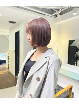 トレス(TRESS) 内巻きボブ　レイヤーボブ　ハイトーンカラー　ピンクベージュ