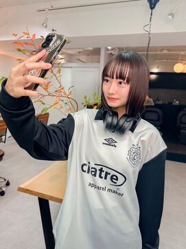 ヘアーアンジェ 伊達店(Hair ange) ショートボブ×ユニフォームシャツ×スウェットパンツコーデNo-2