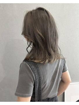 フィルジュ(FiLUGE) スモーキーグレージュ×ブリーチカラー