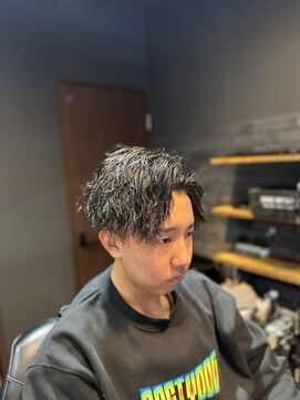 レオザバーバー(LEO the Barber) ツイストスパイラルセンターパート