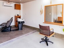 セット椅子とシャンプー台1つずつ、ゆったりとお過ごし頂けます