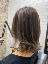アトリエナガノ(atelier nagano)&nbsp;ニュアンスカラー/センターパート/ツヤ髪スタイル/ブルージュ
