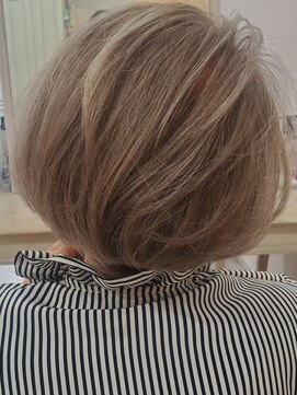 丹下陽子美容室 白髪を活かしたデザイン