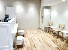 カナージュ(Canage)の雰囲気（白と淡い木目調を基調としたレセプション）