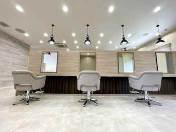 コクア オン(KOKUA ON)の写真/Kokua onは、ゆったりとした席間と個室を完備致しております。駐車場も30台以上と最高の設備でお出迎え◎