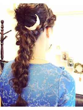 マッチレス(matchless) くるりんぱして、三つ編みを三つ編みしました。