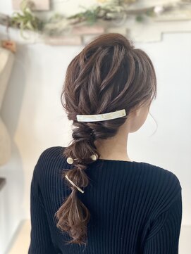 ヘアセットサロンエッジ(Edge) シンプルな編みおろしスタイル