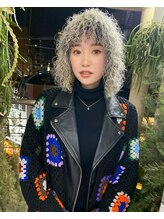 【ハイブリーチ＋ハードパーマ＋シルバー＋ローライト】