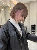 インナーカラーピンクのイヤリングカラー/ベージュのボブヘア
