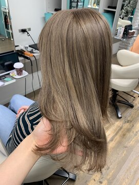 リーホリエ(Lee Horie) 【mio】ブロンドベージュ×レイヤーカット