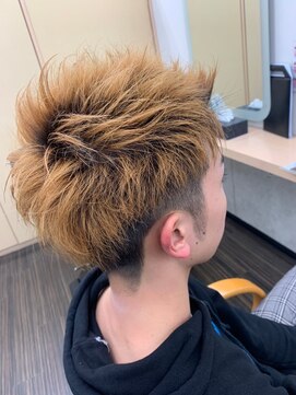 びゃんびゃん 浅水本店 ツーブロック/ブリーチ/ベージュ/スパイキーショート