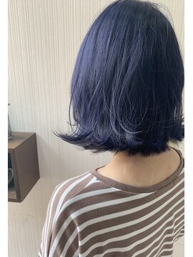 トムキャット(TOM CAT) 外ハネ 夏カラー ブリーチカラー 色落ちが綺麗なネイビーブルー