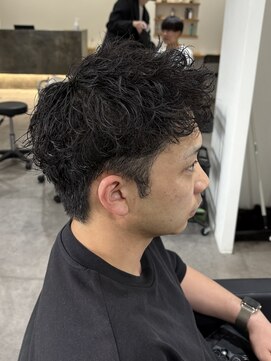 ヒュイル バイ ニアウ(Hwyl by Niau) メンズカットパーマスパイキーショート刈り上げナチュラルカット