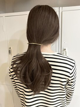 リト(riTo) 透明感くすみベージュ × ゆるローポニースタイル