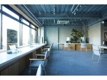 スリー ナカノシマ(three. Nakanoshima)の雰囲気(窓から外を眺めながら白髪ぼかしの放置タイム中にリラックス)