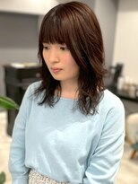 ミディアムパーマ 20代 顔周りレイヤー ナチュラルブラウン