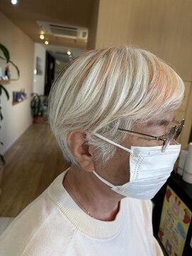 エム インターナショナル 白岡 キュート(EMU international CUTE) ●白髪を活かして遊ぶ。ゾーンカラーのショートヘア●