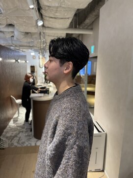 ウノプリールヴァモス(unopulir Vamos) 大人ニュアンスパーマメンズセンターパート