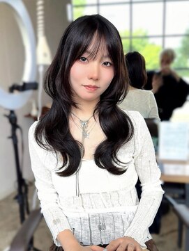 トレンド内巻きくびれヘアで小顔に