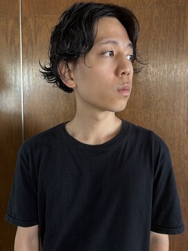 ヨロヘアー(YOLO hair) 大人っぽさを楽しむメンズパーマ センターパート