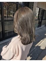 ヘアデザイン ソラ(Sola)&nbsp;大人可愛いオリーブベージュアッシュカラー×ゆるふわミディ