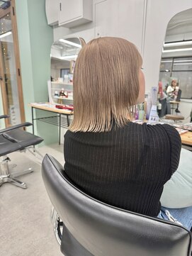 ヒビヲ(HIBIO) 横浜タッセルボブ切りっぱなしボブピンクベージュカラー外ハネ