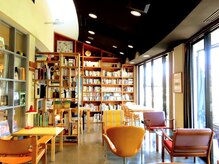 隣接するカフェ「ツバメコーヒー」でゆったりとしたひとときを。