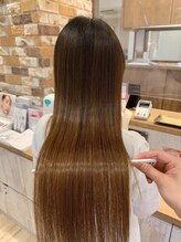 カラー後の美しさを長く保つ、艶髪「クロナトリートメント」