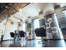 ヘアサロン レゴリス 都城店(REGOLITH)の雰囲気（自然光が差し込み開放的なお洒落空間で最高の癒しを）