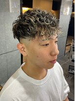 ディスイズバーバー(THIS IS BARBER)&nbsp;フェードカット 束感プードルパーマ ハイライト【札幌】