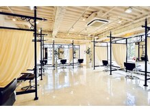 ロアールアオイ(LOAOL AOI)の雰囲気（お席には間仕切りあり。プライバシーを確保して気にゆったりと♪）