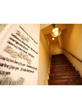 【草加駅徒歩10分】階段を上がって2Fへ…♪日常から離れて安らぎを与える《hair doyle》