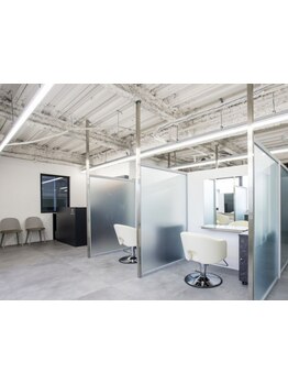 お子様同伴大歓迎♪事前のご連絡で個室のご用意も可◎気軽に通える江坂の美容室/江坂駅前/キッズカット有