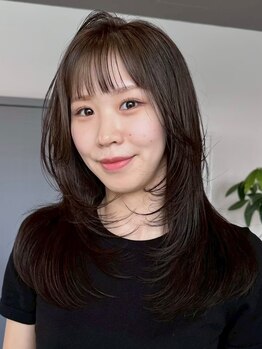 ヨムニノクチ(YOMUニノ口)の写真/【大人可愛い】柔らかい質感のレイヤーで、大人の色気を演出。ミディアムヘアのこなれ感を最大限に引き出す