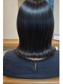 補修と保湿効果のトリートメントで艶々な外ハネデザイン！